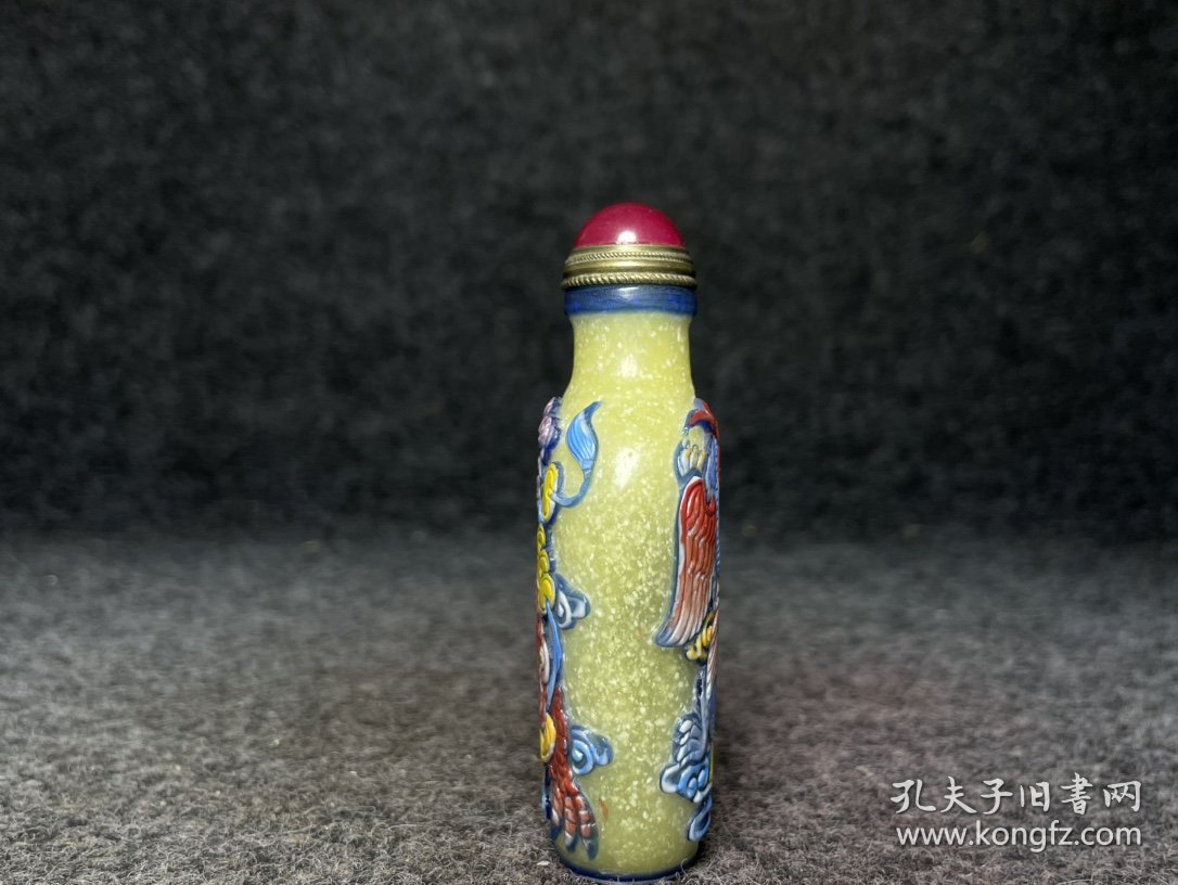 古法琉璃鼻烟壶，尺寸:长4厘米，宽2.4厘米，高9厘米