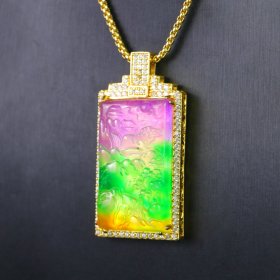 珍藏1完美高冰精工镶嵌翡翠冰种高冰多彩玉石【山水】 规格：43*25*12mm 水头足，质地细腻纯净无瑕疵，颜色为纯正、明亮、浓郁、非常漂亮。