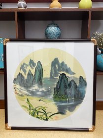 山水画，半工笔画半写意画，皴法点染，纯手绘，假一赔万，正面一幅画，背面一幅画，都是本人精心收藏的，辽宁省美协刘志伟老师，笔名儒樵老师的原创大作，实际画的比照片拍出来要漂亮的多，照相光线不好，笔法苍劲有力，浓淡干湿焦，行云流水。50×50的斗方，带一个实木框，不用再装裱，回家直接悬挂就可以了，家里客厅，卧室，书房都可悬挂，特别是玄关挂，非常合适，非常大气，家中有字画，必是富贵家。