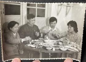 一张八十年代初。结婚酒席老照片。青岛老照片