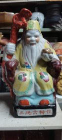 粉彩土地公神位一尊！色彩柔和，工艺精美！尺寸16x13x25厘米，完整无缺。适合收藏或摆设，增添古色古香的感觉！