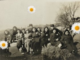 建国初期上海风景老照片嘉定风景老照片(一群大学生在嘉定葛隆，周边乡村风景很有画意)