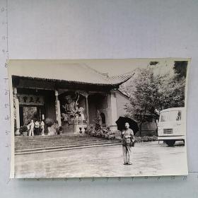 黑白照片：寺庙留影