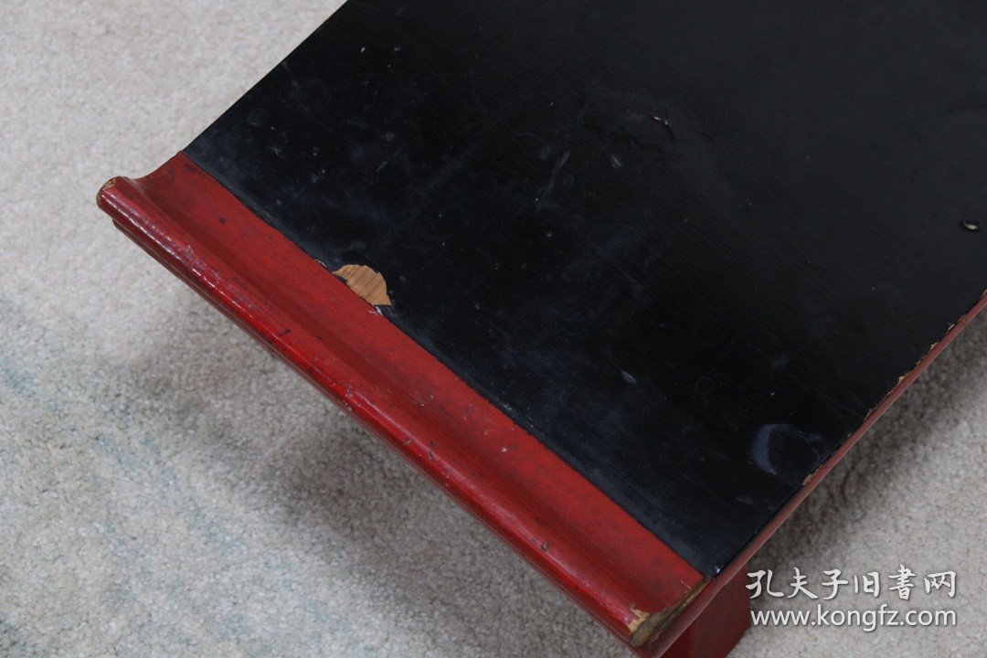 楠木朱红漆文房几，做工精致简洁，面板部分漆皮脱落，年代感十足，牢固无松动，尺寸如图