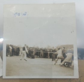 庆祝浙江大学成立二十二周年时举行的拔河比赛。