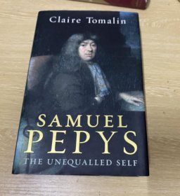 挺厚，重约1公斤）Samuel Pepys：The Unequalled Self《塞缪尔·佩皮斯:无双的自我》，精装大32开。董桥：去年写出《Samuel Pepys: The Unequalled Self》的Claire Tomalin跟写悬疑小说《Spies》的丈夫Michael Frayn是英国享大名的文史夫妻。老太太整天埋头在家的书报堆中看书著书… 那部佩皮斯评传年初得了书籍奖