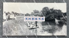 1930年代初 福州日本小学校/福州东瀛学校老师带领学生在福州附近郊区修学旅行时划船游玩 原版老照片一枚（相纸较厚）