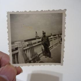 老照片–年轻军人在桥上留影（1）