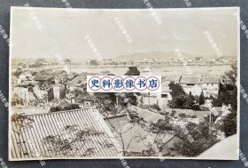 【潮州旧影】1930年代早期 从潮州城东门外韩江对岸韩山附近居高远眺潮州城东门广济门城楼、广济桥及其以北韩江两岸建筑群之景象 原版老照片一张（潮州城东门外的广济桥地处韩江中游，是广东东部同福建、江西的必由之路，韩江又是粤东交通运输的动脉，所以广济桥自建桥以来便是货物集散和转运的重要枢纽，周边店铺林立，热闹非凡。）