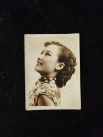 民国时期，中国电影女演员、歌手周璇签名照片
