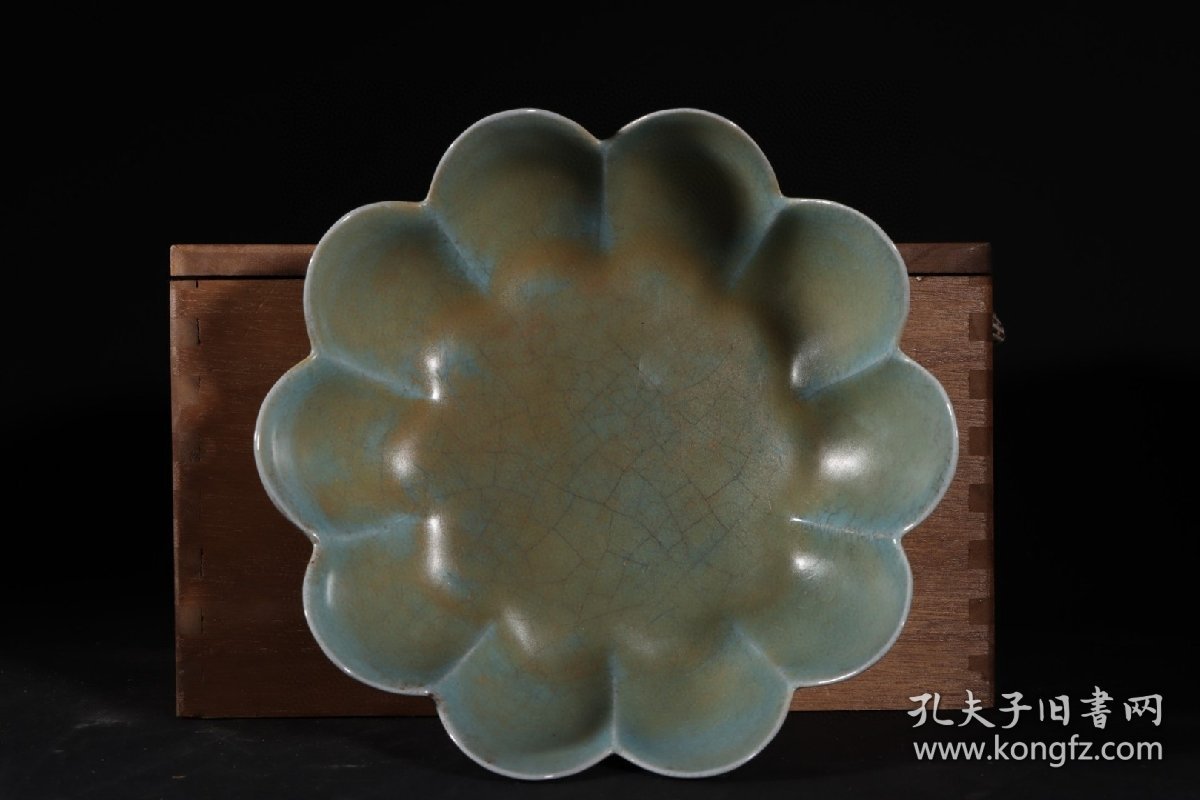 旧藏宋代汝窑天青釉冰裂纹莲瓣碗
