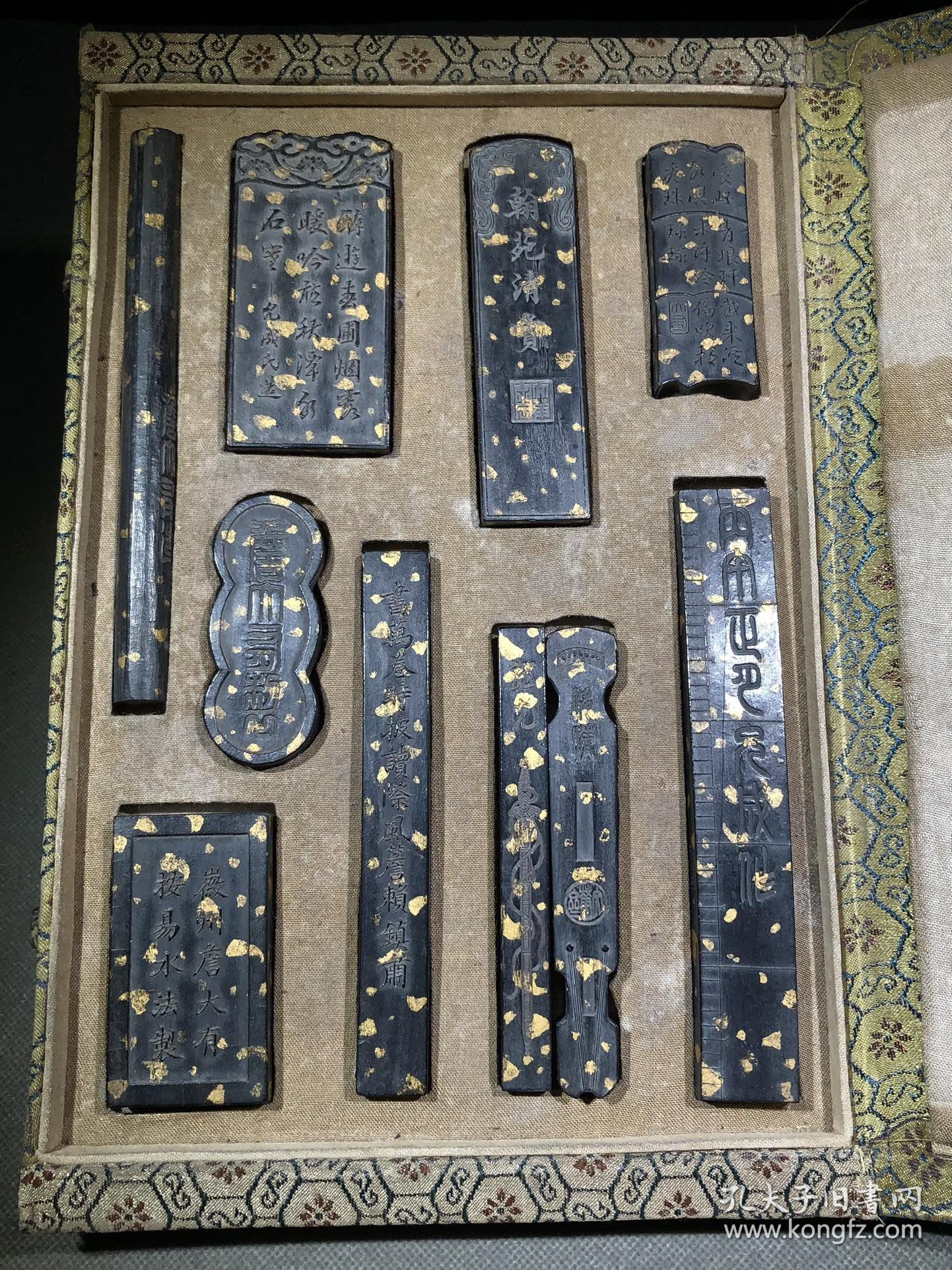 洒金油烟墨，落款：詹大有制。