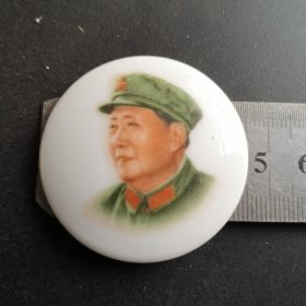 像章，毛主席帽徽领章右侧像，中国景德镇制瓷。