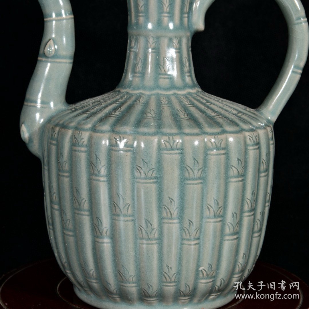 大宋高丽青瓷雕刻竹子高风亮节纹执壶
高23.3宽17厘米2