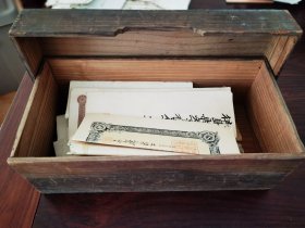 百年前的日本桐木文具盒一只，内有百年前的修业证书，赏状，银行股票，手写地契等各类证书近三十张。