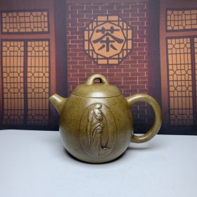 旧藏陈鸣远手工紫砂壶，壶形设计独特美观！浮雕关公图案，包浆浓厚老道，保存完整，可藏可用！ 底款：陈鸣远 容量：330cc 紫砂分类：原矿段泥