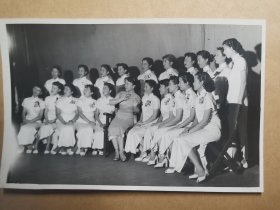 五十年代上海合唱团剧照（背面题字为我团在苏联专家迪利济也娃指导下上演阿依达时的剧照）