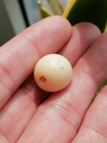 白玉珠子自然老化发黄！尺寸规格16.6x16.1重量4.70克！包真包老！
