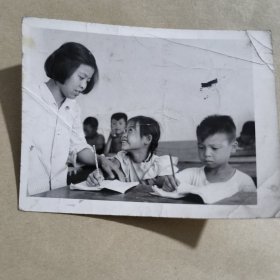 新华社稿江鸣摄黑白照片1958年七月敢想敢干出奇迹三名家庭妇女创办一所小学【24】