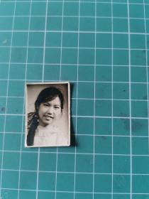 一张50年代黑白老照片：  登记照，女生，一寸，粗辫子，毕业时