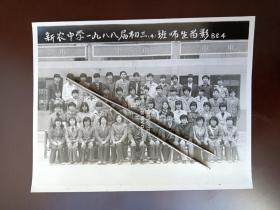 金山县金山区藏品
新农中学1988届初三4班师生留影