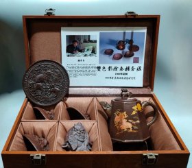 品名：双色彩绘秦权套壶 尺寸：壶 13/11cm 杯 9/4cm 茶宠 7/7cm 托盘 12/12cm 容量：240cc