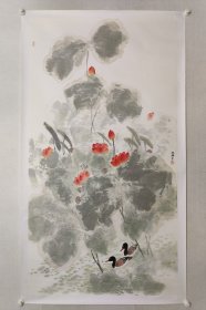 保真书画，河北名家，孙骥《荷塘清趣》六尺整纸花鸟画180*97cm。孙骥，1966年出生，1991年毕业于河北师范大学美术系，留校任教。1997年结业于中央美术学院国画系助教研究生课程班。文学硕士学位。中国美术家协会会员。现为河北师范大学美术与设计学院教授，硕士研究生导师，花鸟画教研室主任。