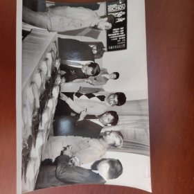 浙江省湖州素有“湖丝衣天下”的美称。该照片为80年代初，华侨来湖州参观湖州丝绸厂，都是有记忆的老照片！值得收藏！二手物件不退换！每张58元，打包368优惠！