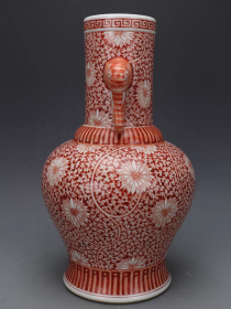 清矾红留白缠枝纹象耳瓶