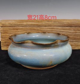 宋钧窑绛彩瓣口笔洗，器型端庄周正，品相完整，成色如图。