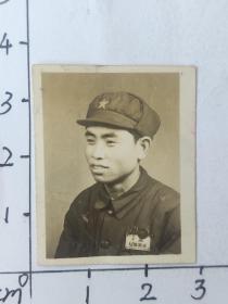 中国人民解放军着50式军装佩戴两枚勋章照片(少见)(中央燃料工业部华东电业管理局修建工程局职工家庭相册)