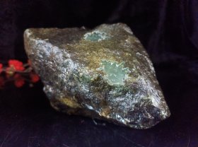 高冰玻璃种晴底翡翠原石赌石，尺寸20/10/11，重8.42斤。