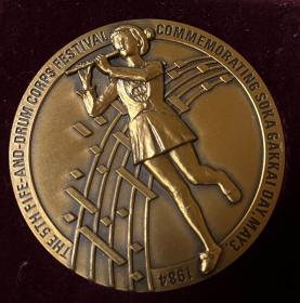 1984年5月3日，纪念创价学会日的第五届鼓笛乐队庆典铜质纪念章（重112克，日本制造，做工精致，国内稀有，收藏佳品）