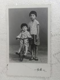 骑童车的姐妹合影-71年北京红旗照相馆 （任购6件包邮）
