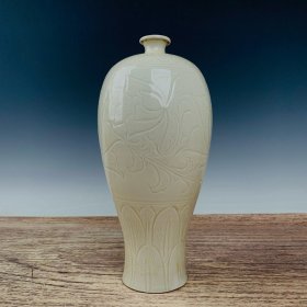 宋定窑定瓷刻花卉纹梅瓶，高28.5厘米，直径14厘