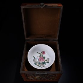 珍品旧藏清代宫廷御藏手绘粉彩黄釉瓷碗 品相保存完好 画工精湛 配漆器彩绘器盒 盒子高16厘米 宽20厘米 碗重286克 高7.5厘米 直径13厘米