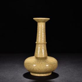 宋哥窑米黄釉盘口瓶
高20.5厘米        宽11.5厘米