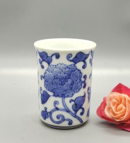 有田烧，峯山作，青花牡丹纹闻香杯，手工绘制精美，胎质细腻，釉色均匀。杯身绘制蓝色牡丹花纹，画工细腻生动。适合品茗。口径5.5厘米，高7.5厘米。满58包邮偏远地区邮费自付。