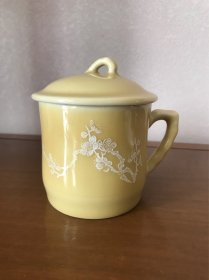 六十年代茶杯 干枝梅堆白杯 鸡油黄茶杯 完整，原配盖，完整一套，使用磨损痕迹。