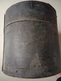 民国老帽盒 直径34.5高33.5 盒身两处小残洞图三四 ，图九老粘纸不是残