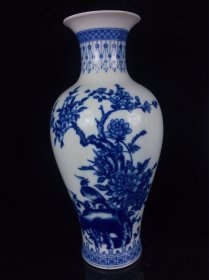 青花手绘花鸟毛瓷赏瓶一对，瓷质细腻温润。手绘图案，品相完美hbq