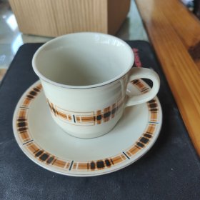 山东昆仑瓷器茶杯托盘一组4套（80年代）