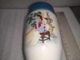 七十年代，绘有西厢记人物的瓷杯，未使用，很漂亮