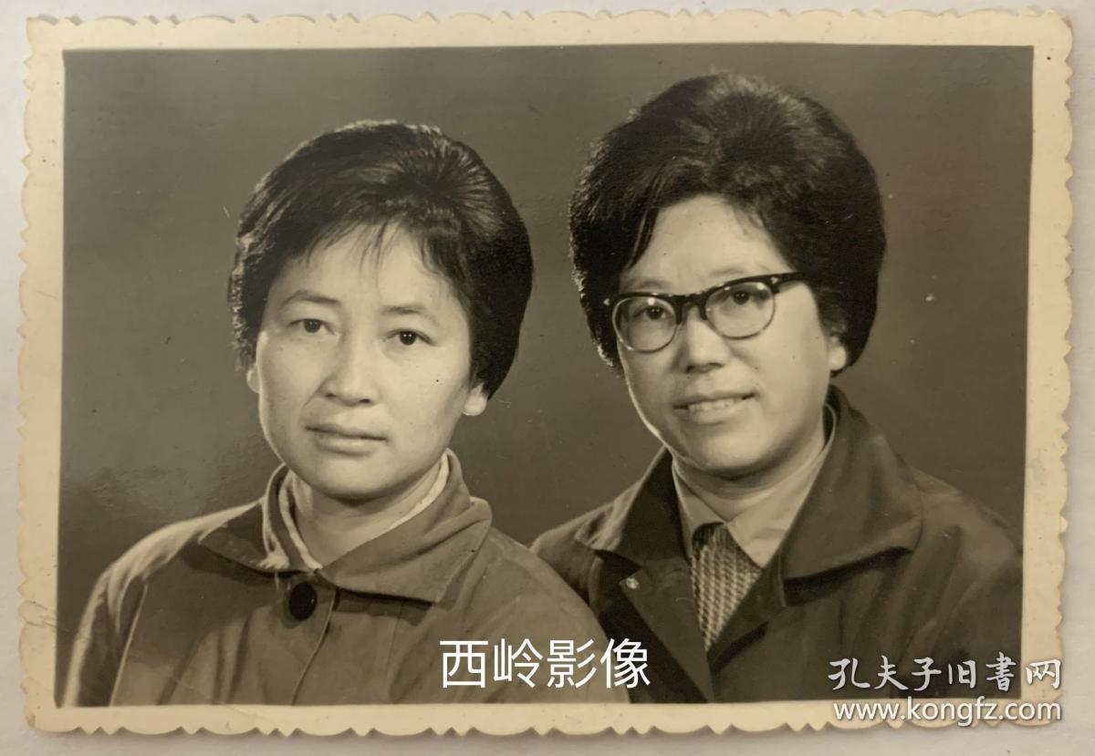 【老照片】1976年两名女同志的合影