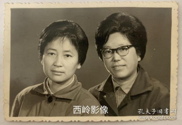 【老照片】1976年两名女同志的合影