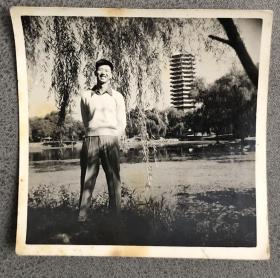 50年代男学生在北京大学未名湖博雅塔前留影老照片