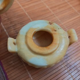 和田玉三足玉炉一只重286克放漏出玉质非常油润细腻刀划不动