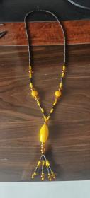 博山鸡油黄琉璃项链，大珠长约3.8cm