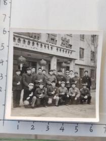 时期军人与干部佩戴毛主席像章手持红宝书在建筑物前合影照片“毛主席万岁”门上有字不认识(韩永福相册)