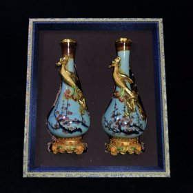 珍藏御用镶金龙瓷花瓶。瓶口直径3.5厘米，瓶肚直径9厘米，高23.5厘米。